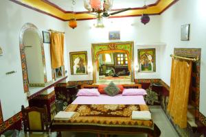 a bedroom with a bed and a mirror at Kasera Paradise in Būndi