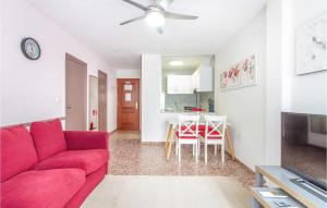 uma sala de estar com um sofá vermelho e uma mesa em Awesome Apartment In San Pedro Del Pinatar With Kitchen em San Pedro del Pinatar