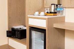 einen kleinen Kühlschrank in einer Küche mit Mikrowelle in der Unterkunft Asilzade Hotel Sirkeci in Istanbul