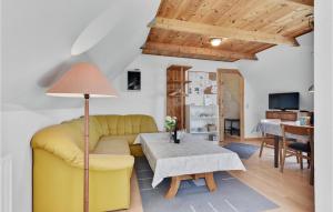 sala de estar con sofá amarillo y mesa en Fuglsang, en Tranekær