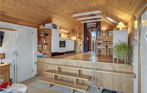 una cocina y comedor en una casa pequeña en Amazing Home In Esbjerg V With House Sea View en Esbjerg