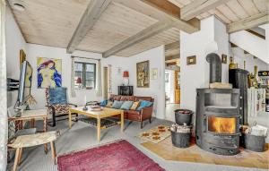un soggiorno con camino e stufa a legna. di Beautiful Home In ster Ulslev With Kitchen a Øster Ulslev