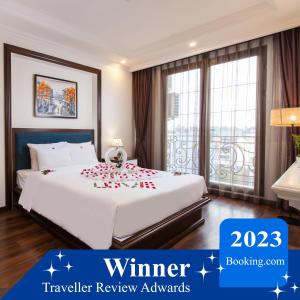 een hotelkamer met een bed met rozen erop bij Hanoi Central Hotel & Residences in Hanoi