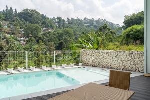 ein Swimmingpool mit einem Berg im Hintergrund in der Unterkunft Lavender Rooftop Villa 3 bedrooms with a private heated swimming pool in Bandung