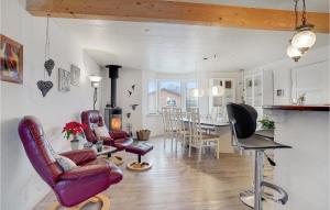 sala de estar con sillas de cuero y cocina en Pet Friendly Home In Roslev With Wifi en Roslev
