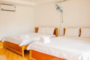 Postel nebo postele na pokoji v ubytování Thiên Tân Hotel