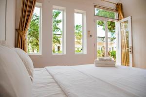 Postel nebo postele na pokoji v ubytování Thiên Tân Hotel