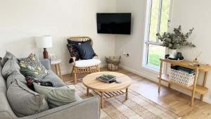 sala de estar con sofá y mesa en Honey Fig Cottage, Bowral, en Bowral