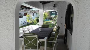 una mesa y sillas en un balcón con vistas a un patio en Villa Colle Circeo 1°, en San Felice Circeo