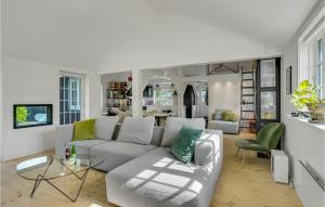 - un salon avec un canapé et une table dans l'établissement Cozy Home In Hornbk With Kitchen, à Hornbæk