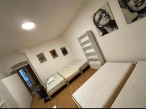 mały pokój z 2 łóżkami i schodami w obiekcie Red&Black Apartment City centr, Na Hradbách 118 w Ostravie