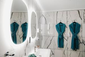 Ένα μπάνιο στο La Belle Endormie B&B French Guest house +61 φωτογραφίες
