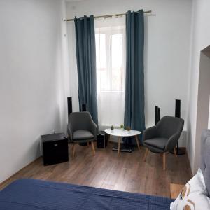 um quarto com duas cadeiras, uma mesa e uma janela em Gradina de Vara Sulina em Sulina