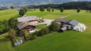 una vista aérea de una casa en un campo en Oberhaslinghof, en Saalfelden am Steinernen Meer