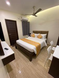 een slaapkamer met een groot bed in een kamer bij Le Shiv Executive Suite in Theni