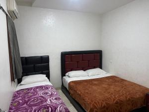 Cette petite chambre comprend 2 lits. dans l'établissement Appartement 11 2èm étage. (POUR FAMILLE), à Marrakech