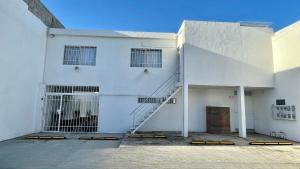 ein weißes Gebäude mit einer Treppe davor in der Unterkunft Departamento Loft Ejecutivo Privado Confortable Minisplit Amenidades in Torreón
