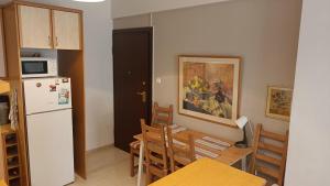 Η κουζίνα ή μικρή κουζίνα στο George's Apartment in ''Pedion Areos'' area