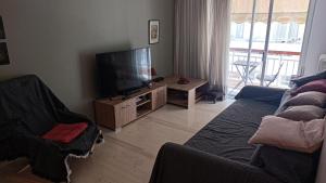 Μια τηλεόραση ή/και κέντρο ψυχαγωγίας στο George's Apartment in ''Pedion Areos'' area