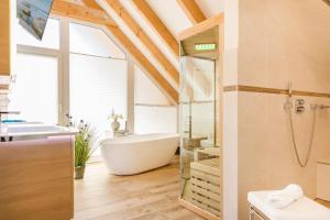 Kylpyhuone majoituspaikassa Haus Meeresleuchten mit Sauna- und Erlebnisbadnutzung