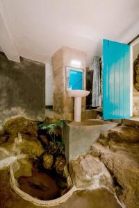 La salle de bains est pourvue d'un lavabo. dans l'établissement River Edge Eco Resort, à Kitulgala