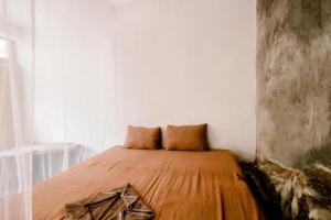 - un lit avec 2 oreillers dans l'établissement River Edge Eco Resort, à Kitulgala