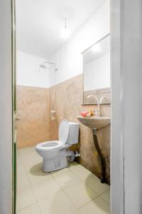 La salle de bains est pourvue de toilettes et d'un lavabo. dans l'établissement River Edge Eco Resort, à Kitulgala