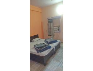 um quarto com 2 camas e um espelho em Hotel Prem Sagar, Agra Cantt em Agra