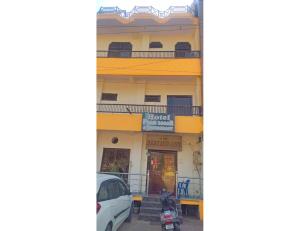ein Gebäude mit einem Motorrad, das davor geparkt ist in der Unterkunft Hotel Prem Sagar, Agra Cantt in Agra