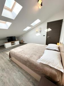 a bedroom with a large bed in a room with skylights at Forest View Silver M B34 Poiana Brasov in Poiana Brasov