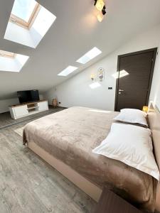 a bedroom with a large bed in a room with skylights at Forest View Silver M B34 Poiana Brasov in Poiana Brasov