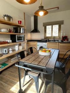 - une cuisine avec une table et des chaises en bois dans l'établissement Duplex en el pirineo, à Rialp