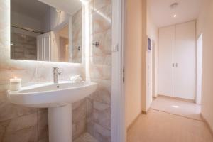Vonios kambarys apgyvendinimo įstaigoje Elegant Old Town Apartments by Nadiona