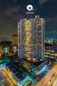 un grand bâtiment avec une enseigne au sommet dans l'établissement Family Seaview Suite with 3 Rooms by The Only Bnb, à Tanjong Tokong