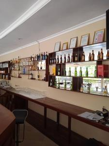 un bar con botellas de alcohol en la pared en MIKUMI RESORT HOTEL, en Mikumi