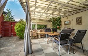 un patio con mesa de madera y sillas en Beautiful Home In Slagelse With House Sea View, en Slagelse