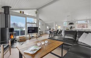 una sala de estar con un sofá y una chimenea en Three-Bedroom Holiday Home In Haderslev, en Sønderballe
