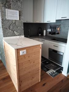 uma cozinha com uma ilha de madeira no meio em Condominio Baradello em Aprica