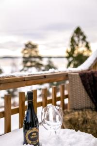 eine Flasche Wein und ein Glas auf dem Tisch in der Unterkunft New lakehouse - amazing sea view and private pier! in Stockholm