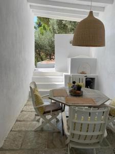 a dining room with a table and chairs at Villa Bounatsa with access to semi-private beach in Kanapitsa