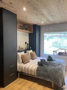 a bedroom with a large bed with a large window at Apartaran 407 con terraza in Betrén