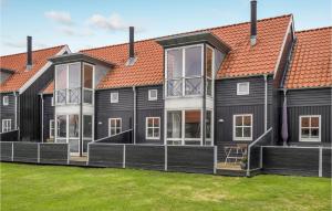 une rangée de maisons noires aux toits rouges dans l'établissement Cozy Home In Juelsminde With Kitchen, à Juelsminde