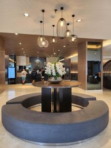 マニラにあるJana@ShoreC2の花が飾られた円形のテーブルがあるロビー