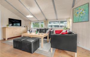 een woonkamer met zwarte meubels en een tafel bij 4 Bedroom Lovely Home In Vggerlse in Bøtø By