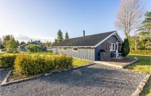 een vrijstaand huis met een tuin en een schuur bij 4 Bedroom Lovely Home In Vggerlse in Bøtø By