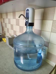 un grifo de agua sentado en la parte superior de un fregadero en Апартаменти, вул Космонавтів,29, великий Смарт TV , преміум підписки YouTube та онлайн-кінотеатрів, ЗВІТНІ ДОКУМЕНТИ, en Krivoy Rog 21 fotos más