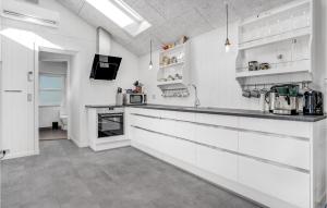 Η κουζίνα ή μικρή κουζίνα στο Amazing Home In Rømø With Wifi