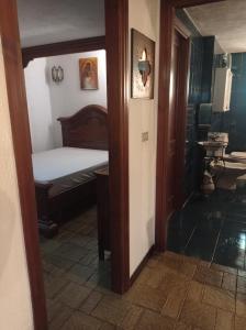 1 Schlafzimmer mit einem Bett und einem Bad in der Unterkunft Villa Laura in Incisa Scapaccino