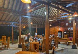 Reštaurácia alebo iné gastronomické zariadenie v ubytovaní Seribu Resort Thousand Island