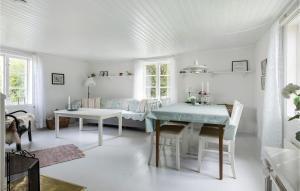 Stunning Home In Lagan With Wifi And 3 Bedrooms tesisinde bir restoran veya yemek mekanı